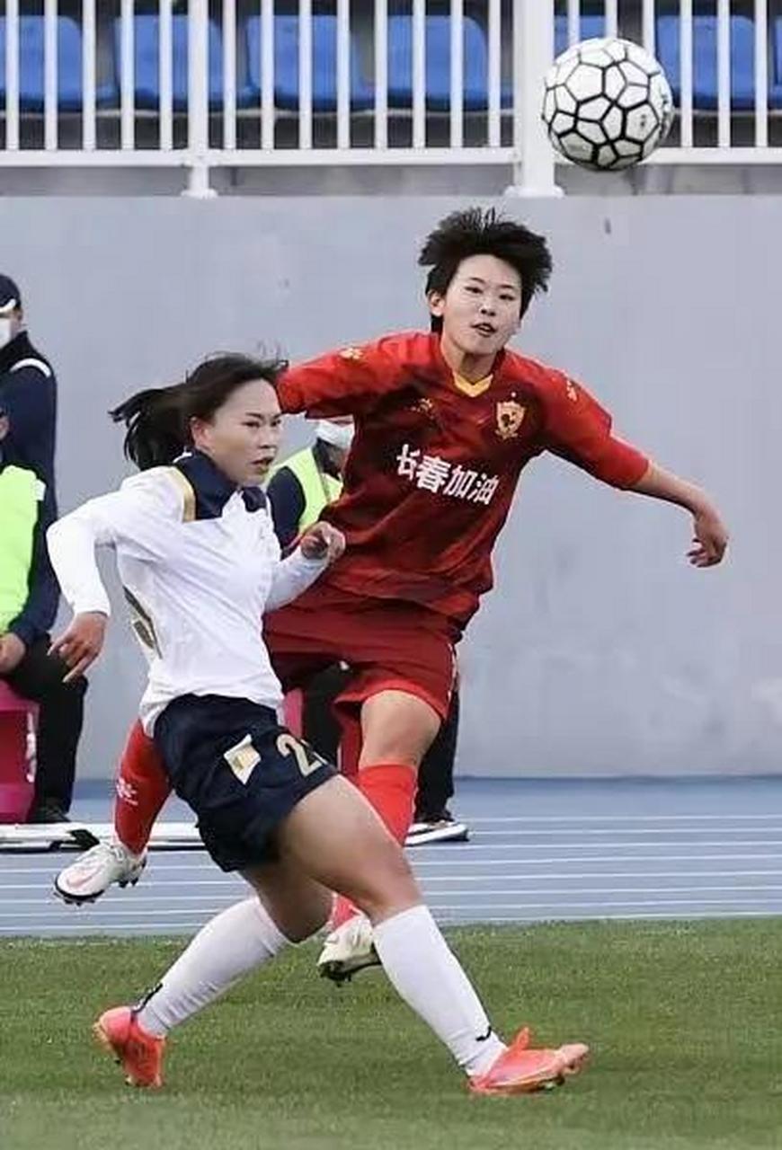 开云体育中国官网-俄罗斯女足后卫接连连续断球，展现出色防守！