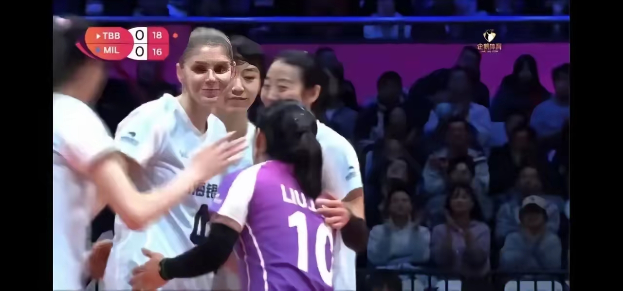 俄罗斯女足后卫接连连续断球,展现出色防守! 俄罗斯女足后卫接连连续断球,展现出色防守!