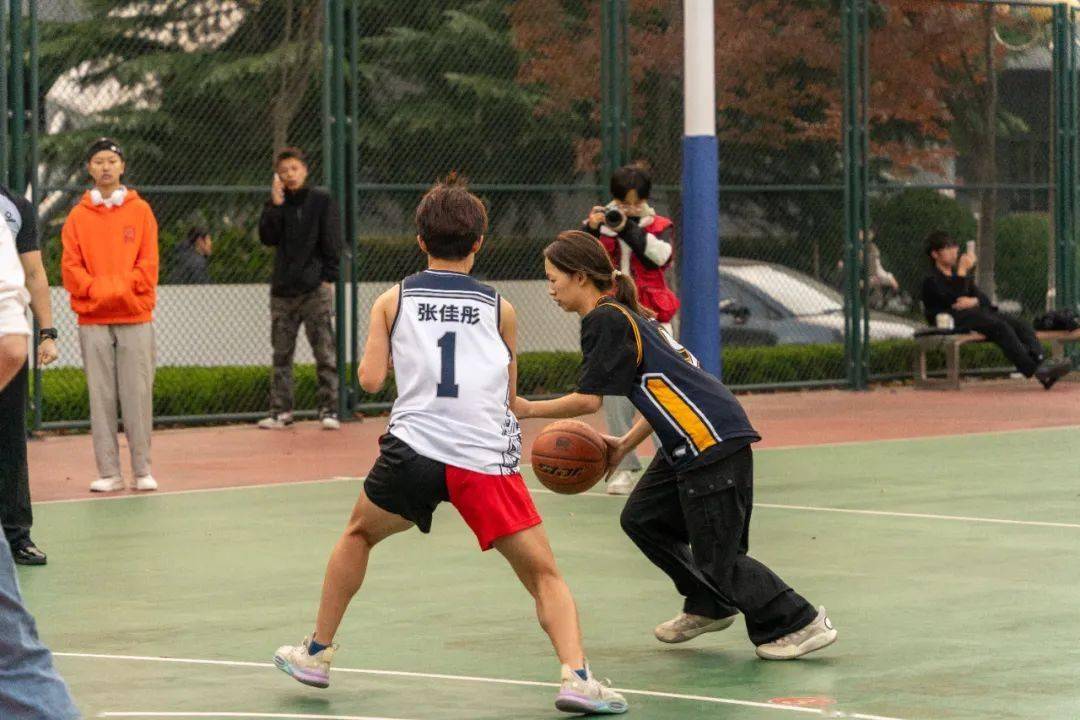 关于精彩篮球赛事现场直击，场边解说深度分析的信息