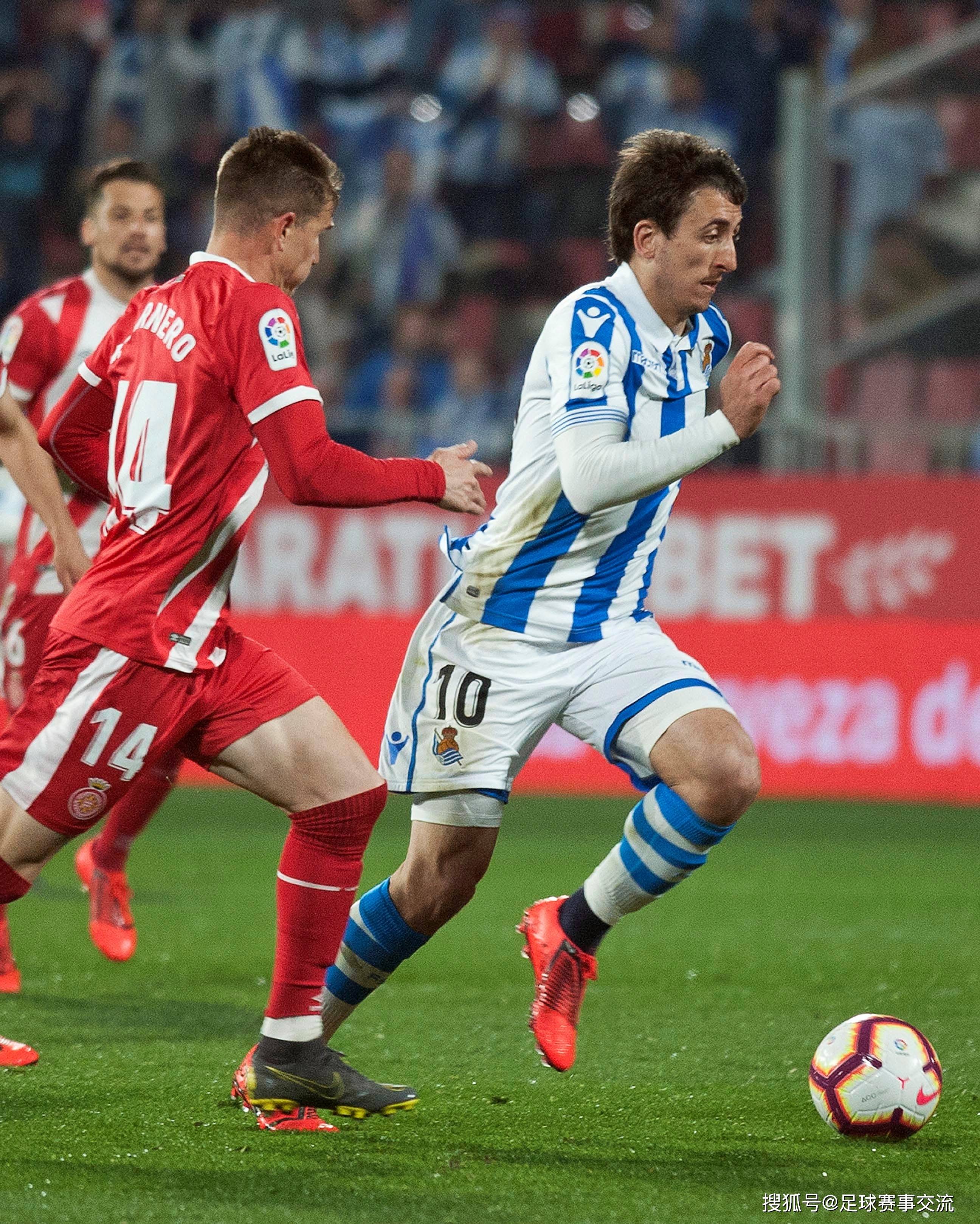 高强度足球比赛中球员拼尽全力争胜