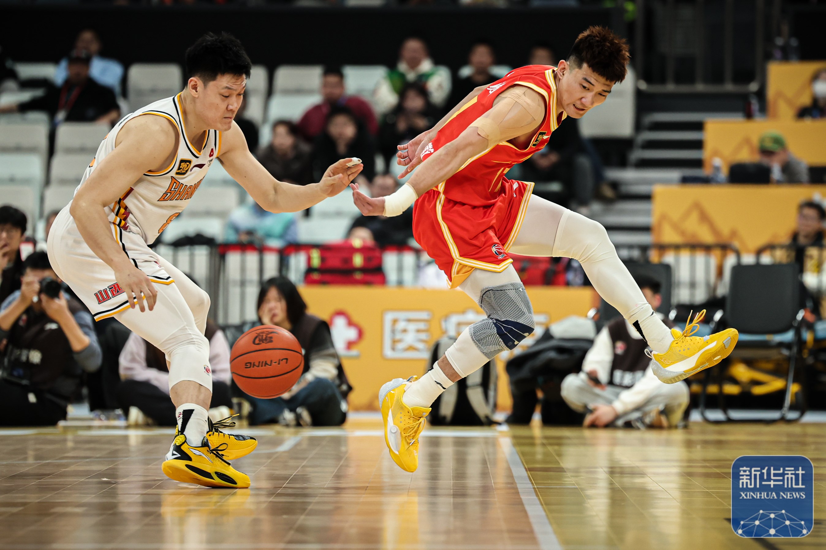 关于全力以赴！赛场上的球员们全力以赴争夺胜利的信息