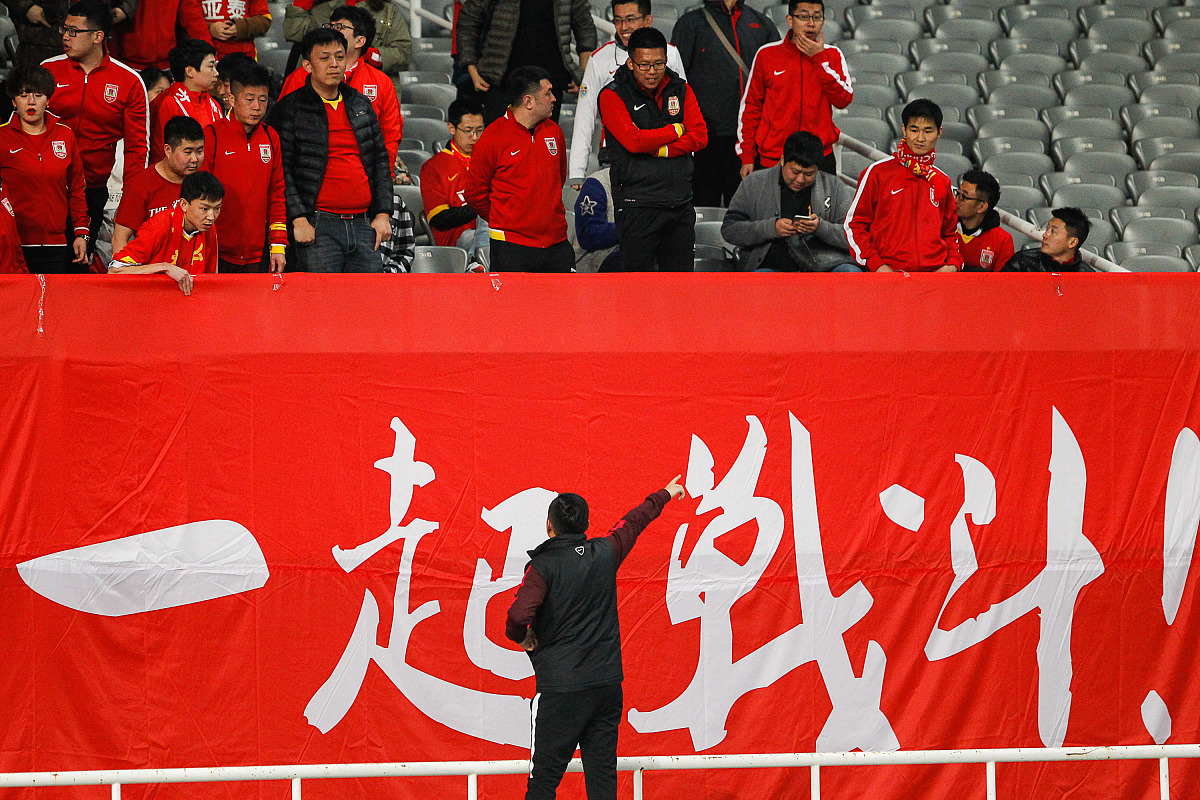 开云体育网页版-战况激烈！球队惊心动魄争夺胜利