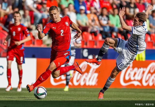 足球比赛场面壮观，吸引众多观众