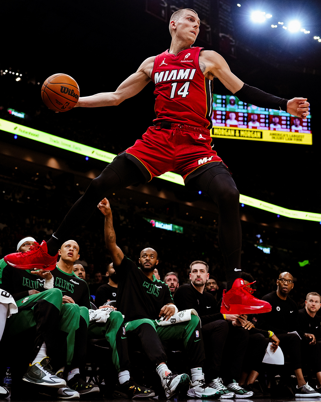 热火客场大胜！球员合作默契，打出精彩比赛的简单介绍