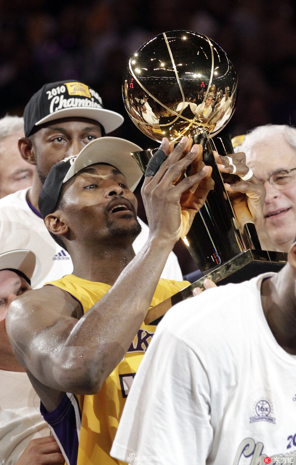 开云体育网页版入口-意大利篮球巨星捧起冠军奖杯，实现梦想