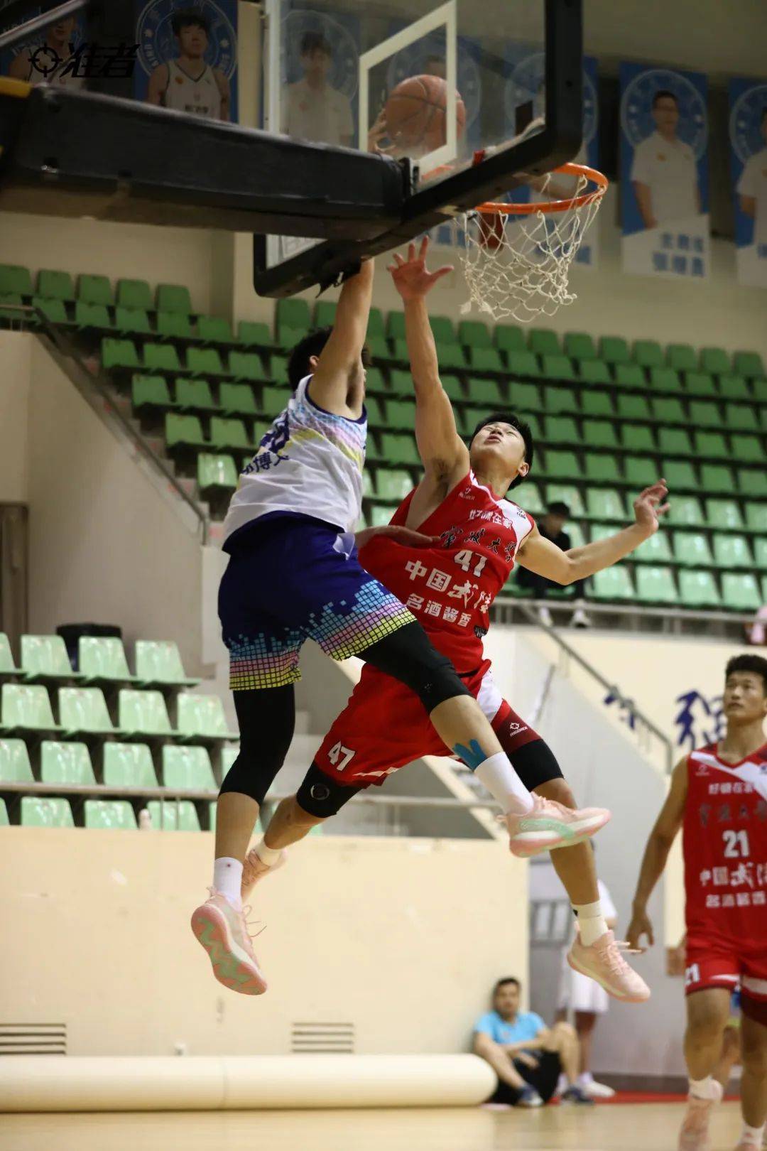 包含纷纷淘汰赛迎战，各队战术调整备战下一轮的词条