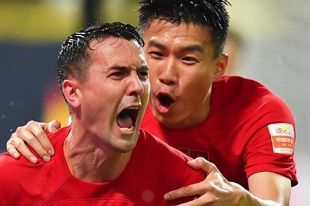 开云体育app-足球联赛争夺激烈，球队展现出色表现令人赞叹