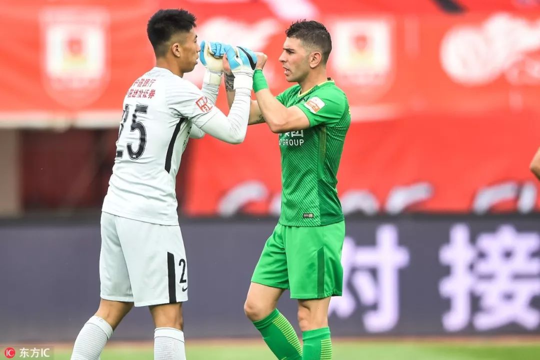 阿图洛·维达尔入球,成为球队攻击线上的得力射手 阿图洛·维达尔入球,成为球队攻击线上的得力射手