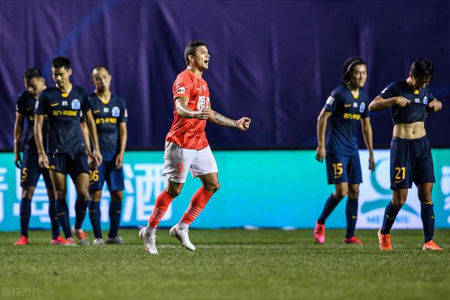 包含深圳佳兆业主场不敌广州富力，遭遇两连败的词条