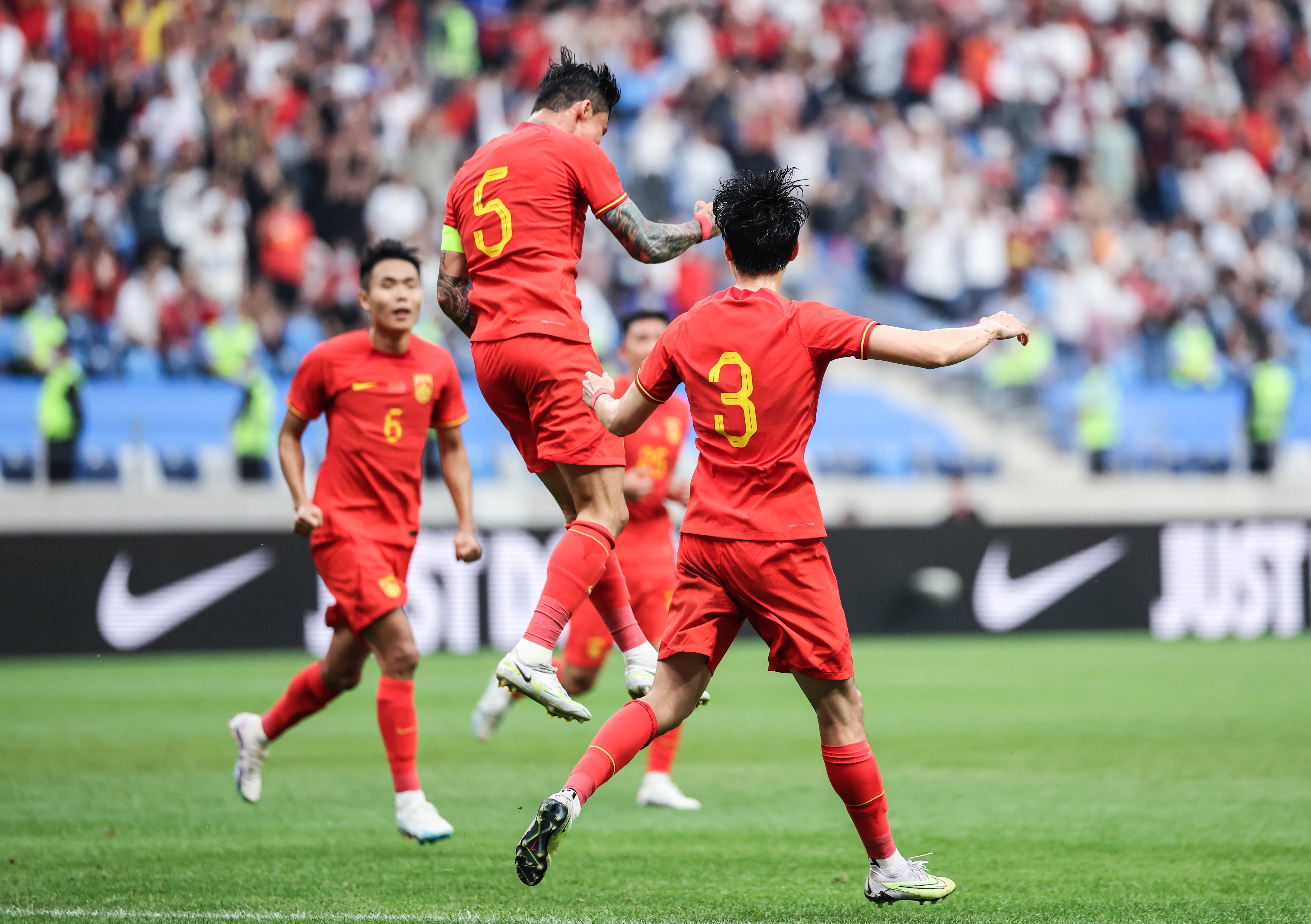 开云体育中国官网-包含团队配合紧密，球队乘胜追击取得连胜的词条