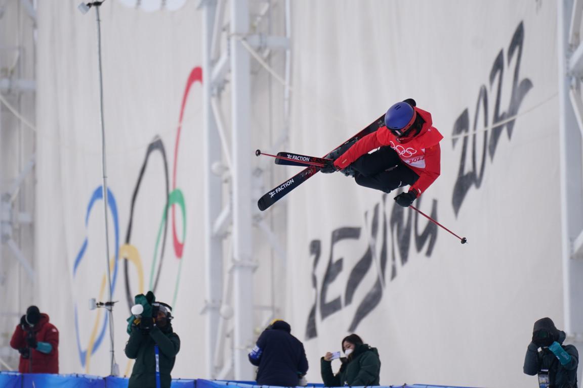开云体育中国官网-自由式滑雪立方体赛选手表演华丽