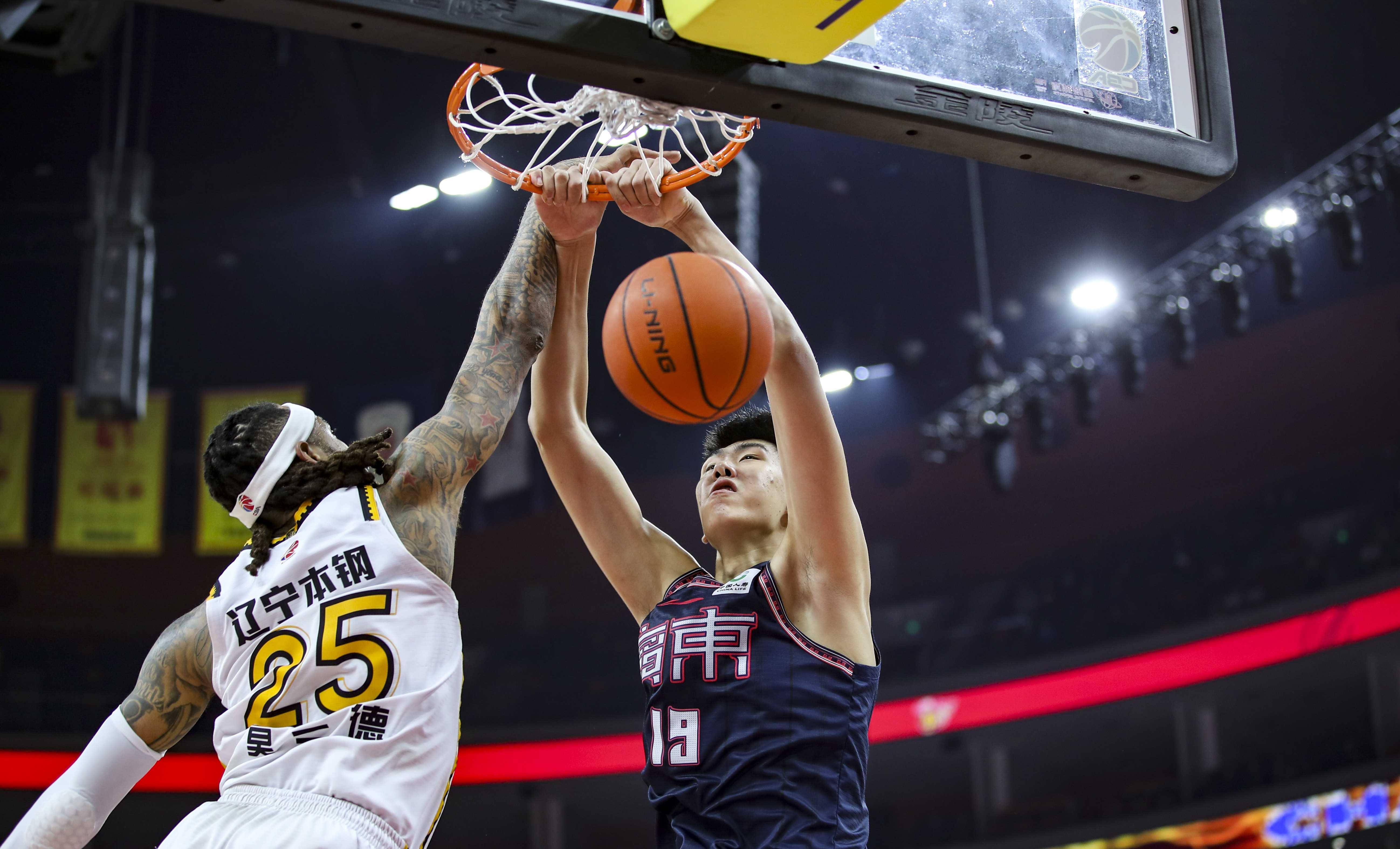 开云体育登录-篮球赛场上球员斗志昂扬，角逐激烈