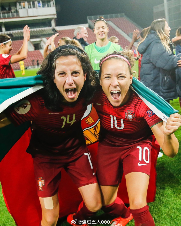 葡萄牙女足队员庆祝进球,取得胜利 葡萄牙女足队员庆祝进球,取得胜利