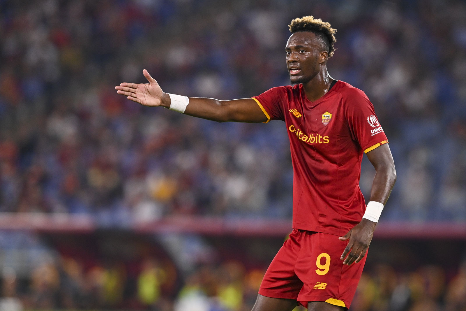 罗马后卫坚守阵地，力保球队领先优势