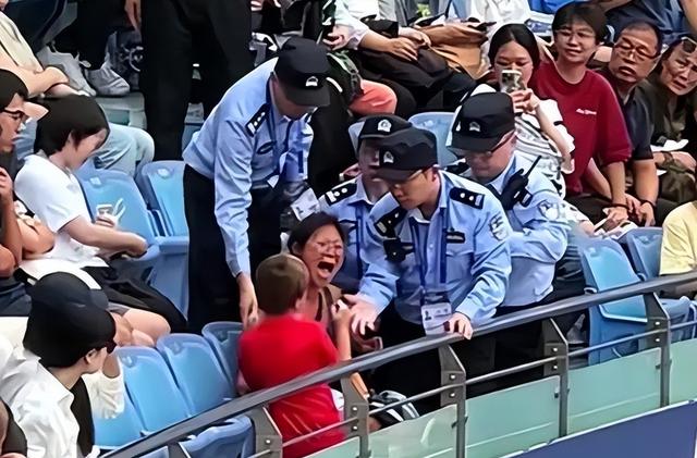 开云体育-比赛中球迷意外入场，现场安保全力处置